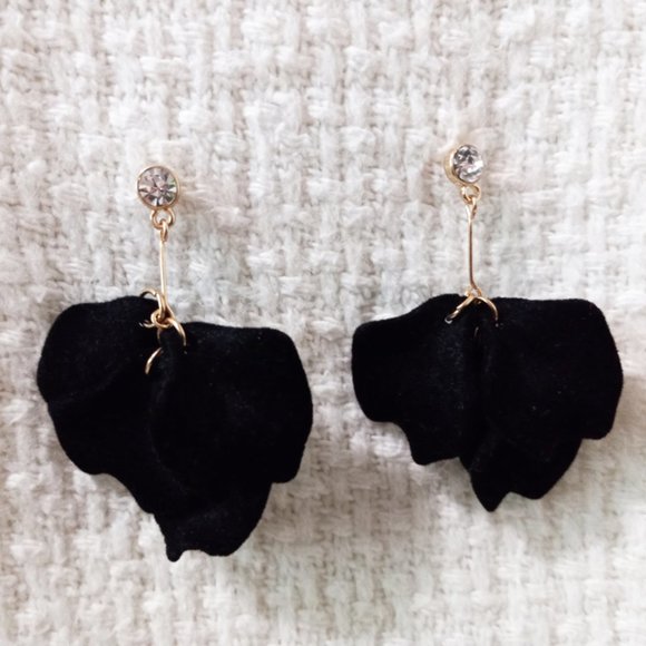 4/$24 - Beautiful Black Velvet Flower Dangle Earrings - Picture 3 of 3